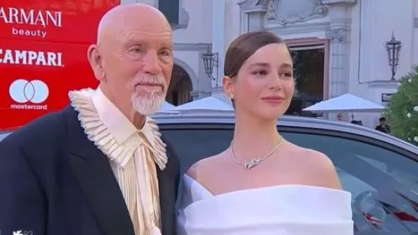 Mariana di Girolamo llega a Venecia junto a John Malkovich y recibe ovación por “Wild Horse Nine”