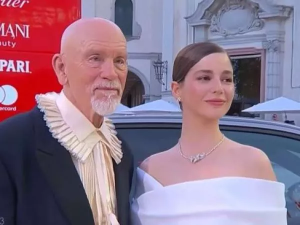 Mariana di Girolamo llega a Venecia junto a John Malkovich y recibe ovación por “Wild Horse Nine”