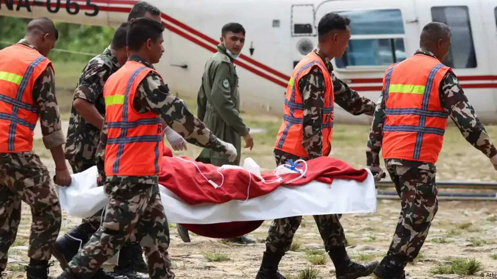 Nepal reporta dos rescates en un túnel a 10 días de la riada