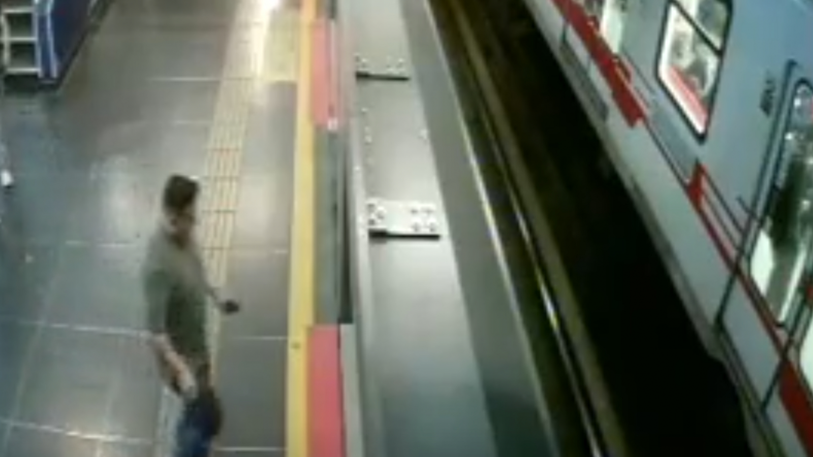 <p>Familia de hombre fallecido en Metro Pajaritos apunta a falta de señalización y acusa negligencia</p>
