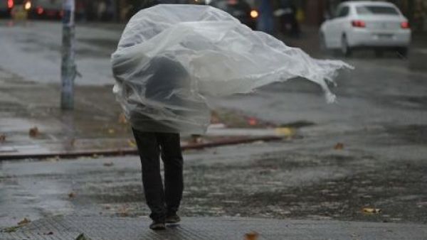 <p>alerta fuertes vientos</p>Alerta meteorológica: vientos de hasta 100 km/h afectarán a tres regiones durante este fin de semana
