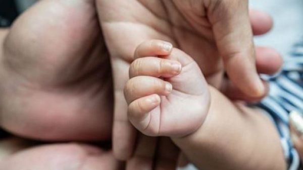 <p>Bebé sufrió graves lesiones y un paro cardíaco: madre y padrastro son acusados de tortura en Brasil</p>Bebé sufrió graves lesiones y un paro cardíaco: madre y padrastro son acusados de tortura en Brasil
