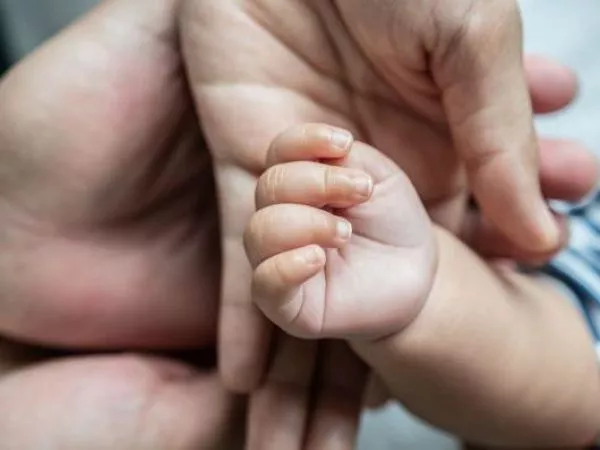 Bebé sufrió graves lesiones y un paro cardíaco: madre y padrastro son acusados de tortura en Brasil