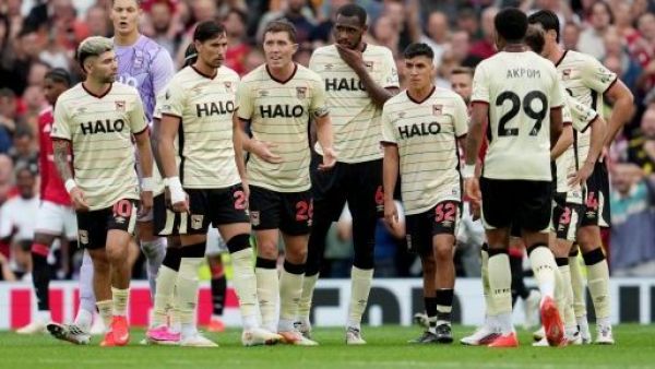 "Cómo pesa la nacionalidad": Ipswich Town presentó formación titular y así reaccionaron los hinchas chilenos
