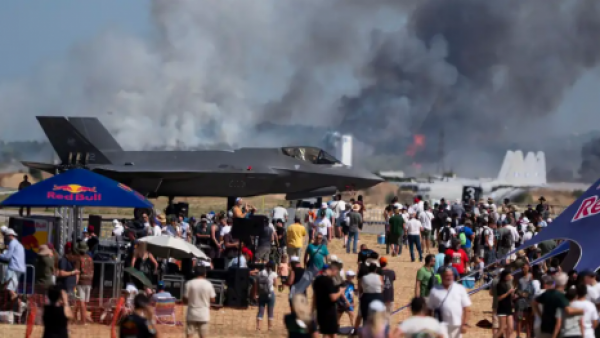 <p>Se estrella un caza durante una exhibición aérea en Atenas</p>Se estrella un caza durante una exhibición aérea en Atenas
