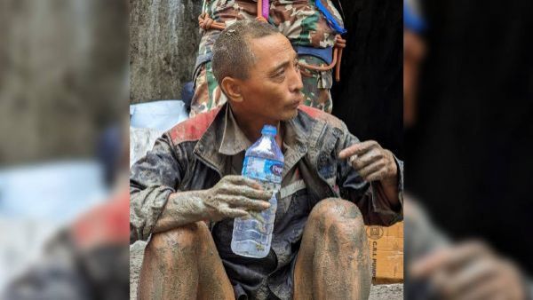 <p>Ciudadano chino es rescatado de un túnel en Nepal 10 días después de la tragedia</p>Ciudadano chino es rescatado de un túnel en Nepal 10 días después de la tragedia

