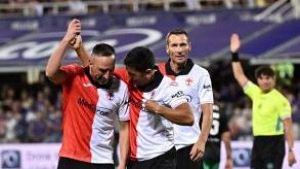 De cara a las Fiestas Patrias: David Pizarro hizo bailar cueca a Franck Ribéry tras golazo en el centenario de Fiorentina
