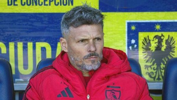"Espero que tomen cartas sobre el asunto": El duro reclamo de Fernando Ortiz por estado del césped en Concepción
