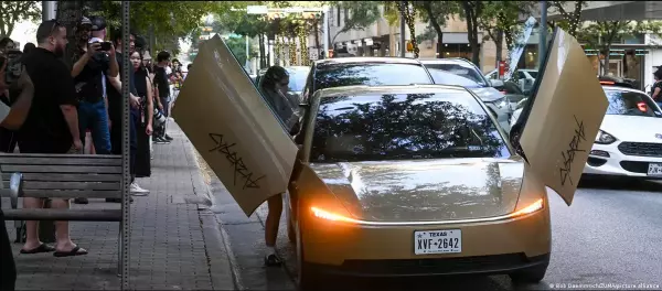 Tesla lanza su Cybercab, un robotaxi sin volante ni pedales