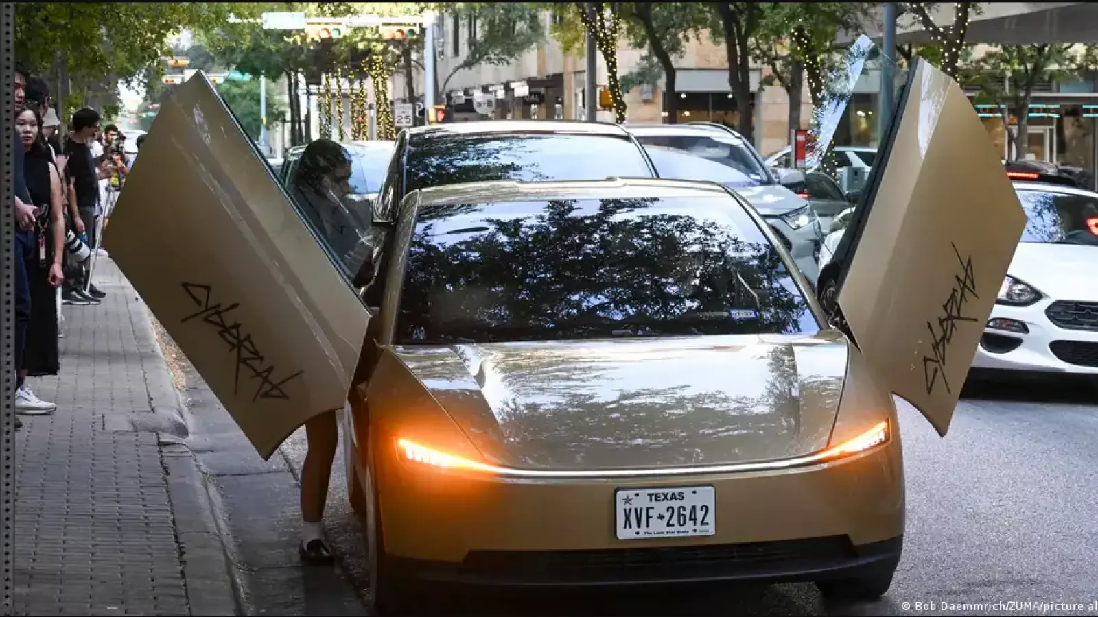 Tesla lanza su Cybercab, un robotaxi sin volante ni pedales