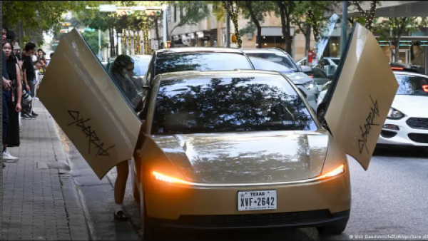 <p>Tesla lanza su Cybercab, un robotaxi sin volante ni pedales</p>Tesla lanza su Cybercab, un robotaxi sin volante ni pedales
