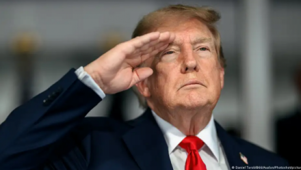 <p>Trump presenta el uniforme de la Fuerza Espacial entre críticas por su parecido con uniformes nazis</p>Trump presenta el uniforme de la Fuerza Espacial entre críticas por su parecido con uniformes nazis

