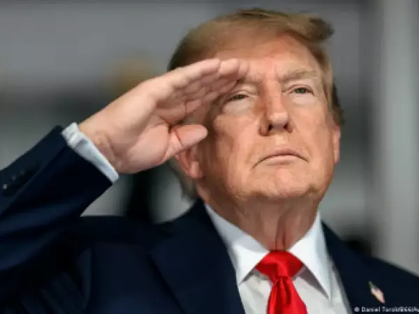 Trump presenta el uniforme de la Fuerza Espacial entre críticas por su parecido con uniformes nazis