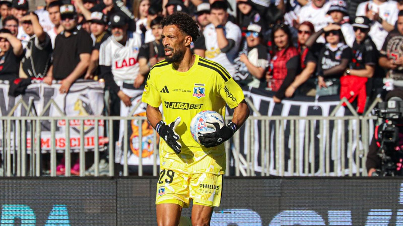 Colo Colo celebra: Vozinha fue nominado entre los mejores arqueros del año
