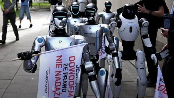 Robots humanoides protestan en Polonia exigiendo la regulación de la IA