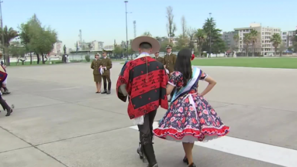 Grupo folclórico "Escar" baila su primer pie de cueca
