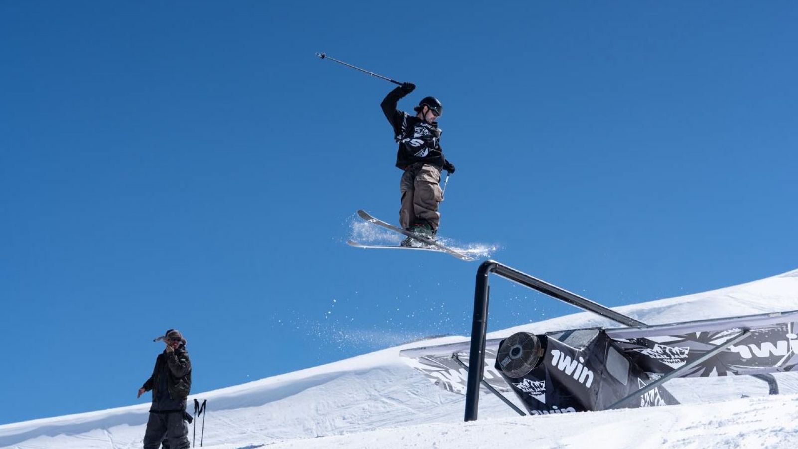 Deportistas chilenos fueron protagonistas del 1win Rail Jam en La Parva
