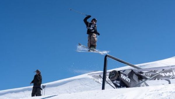 Deportistas chilenos fueron protagonistas del 1win Rail Jam en La Parva
