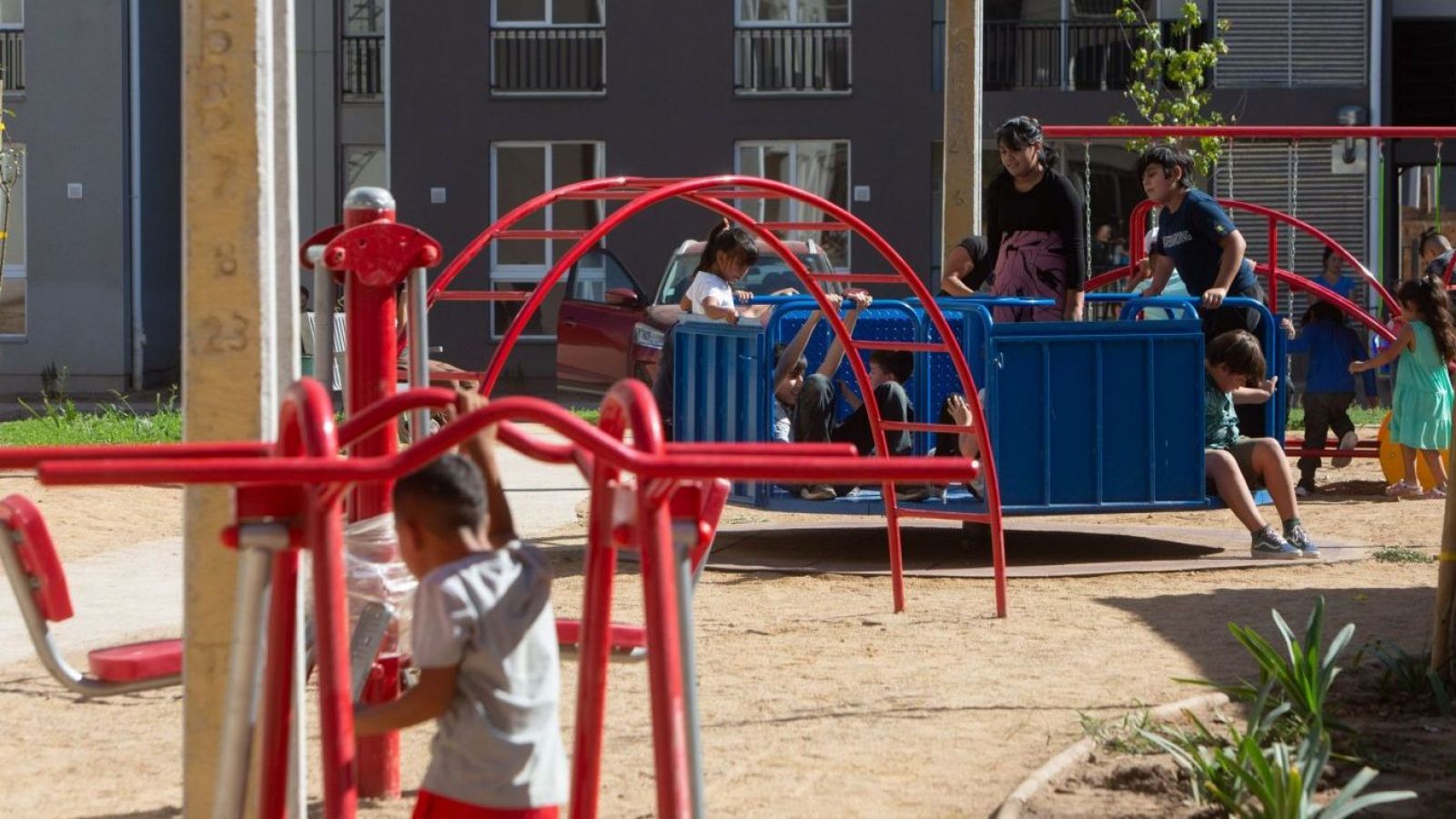<p>Precio de viviendas en Chile sube 299% en 16 años y supera con creces al alza de los sueldos</p>
