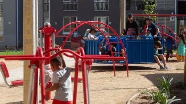 <p>Precio de viviendas en Chile sube 299% en 16 años y supera con creces al alza de los sueldos</p>Precio de viviendas en Chile sube 299% en 16 años y supera con creces al alza de los sueldos
