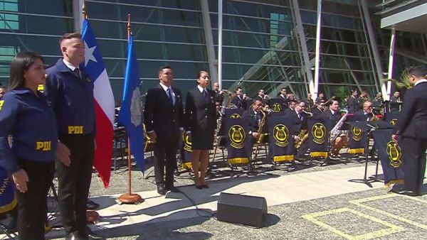 La PDI interpreta su himno institucional en la Parada Musical de TVN
