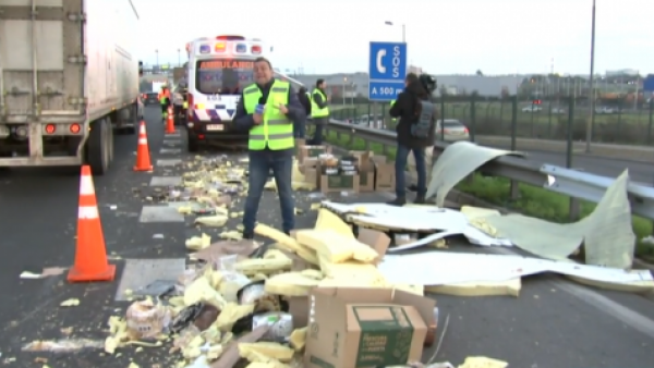 <p>Camión que transportaba tortas sufrió accidente tras frustrar encerrona en plena autopista</p>Camión que transportaba tortas sufrió accidente tras frustrar encerrona en plena autopista
