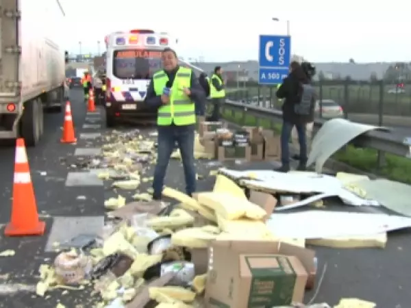 Camión que transportaba tortas sufrió accidente tras frustrar encerrona en plena autopista