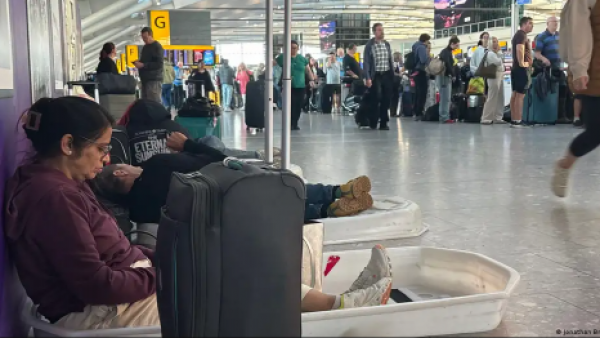 <p>1.550 vuelos cancelados en Reino Unido tras fallo de sistema</p>1.550 vuelos cancelados en Reino Unido tras fallo de sistema
