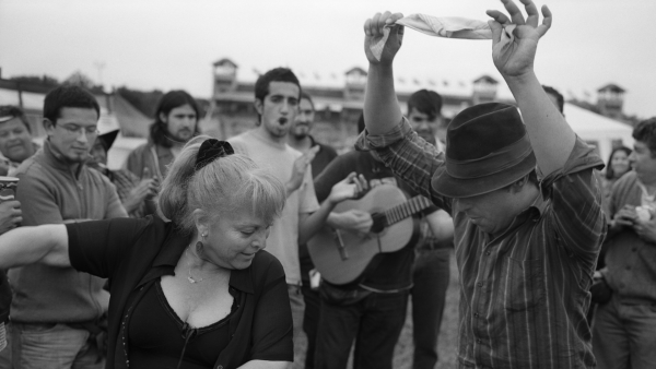 “A la chilena”: Muestra fotográfica rescata una década de historia y memoria de la cueca brava en Santiago
