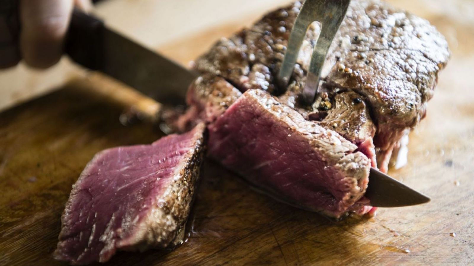 Puede verse y oler normal, pero estar contaminada: La peligrosa señal que no debes ignorar al comprar carne
