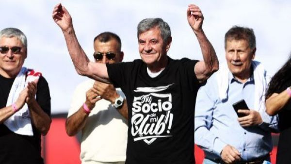 "Iz Cilea u Hrvatsku": el lienzo que se robó las miradas en homenaje a Mirko Jozic en el Estadio Monumental
