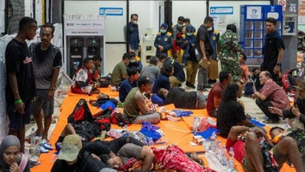 <p>Olas de hasta tres metros provocan volcamiento de ferry en Indonesia: hay 129 desaparecidos</p>Olas de hasta tres metros provocan volcamiento de ferry en Indonesia: hay 129 desaparecidos
