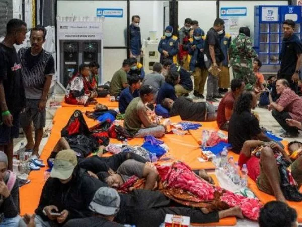 Olas de hasta tres metros provocan volcamiento de ferry en Indonesia: hay 129 desaparecidos