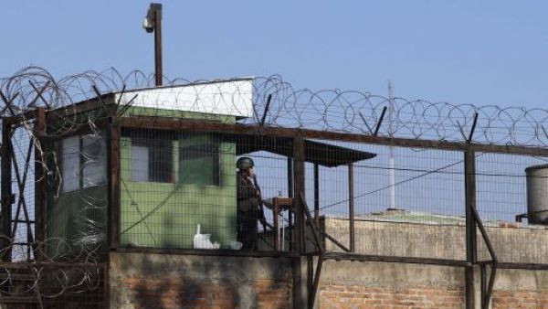 <p>Reo muere tras caer desde torre durante intento de fuga en cárcel de Talca</p>Reo muere tras caer desde torre durante intento de fuga en cárcel de Talca
