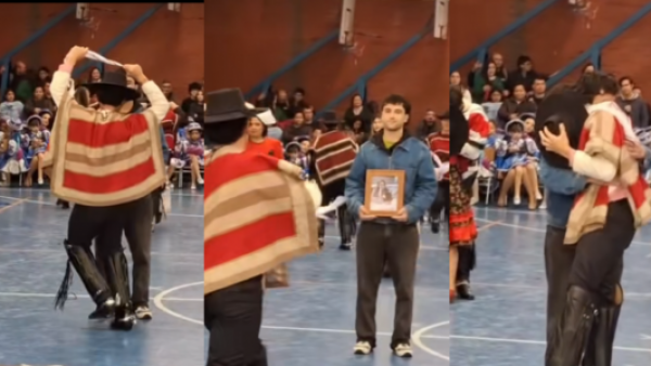 <p>Joven baila cueca con el retrato de su madre fallecida</p>Joven baila cueca con el retrato de su madre fallecida
