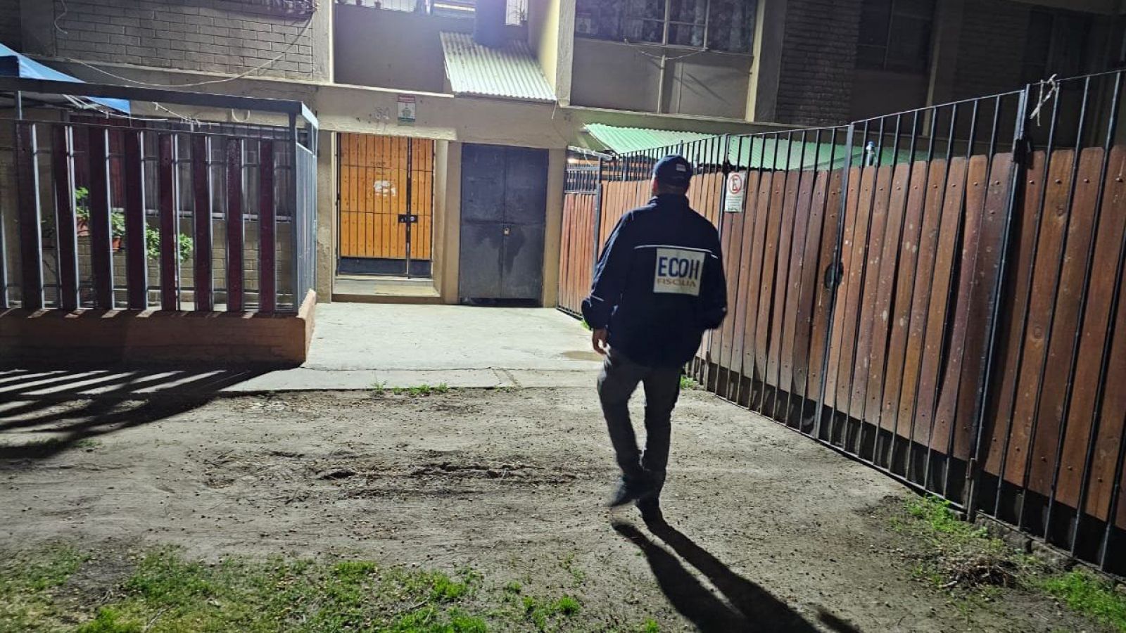 <p>Hombre muere tras recibir múltiples disparos al interior de block en Pudahuel</p>
