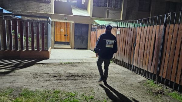 <p>Hombre muere tras recibir múltiples disparos al interior de block en Pudahuel</p>Hombre muere tras recibir múltiples disparos al interior de block en Pudahuel
