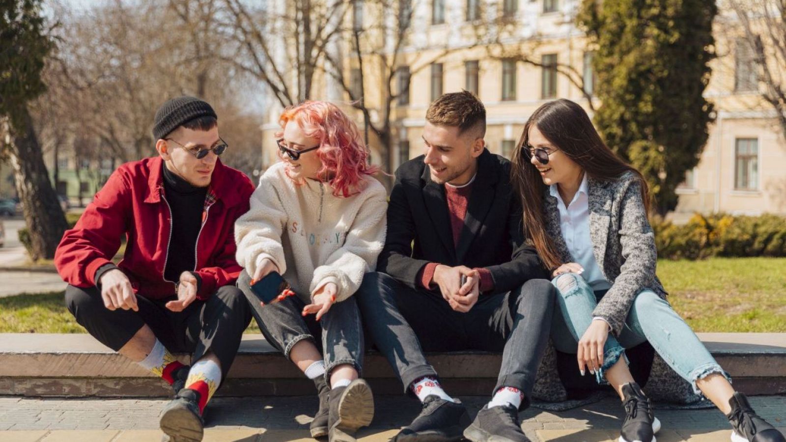 Más de uno de cada cinco jóvenes en Chile no estudia ni trabaja: Cifra llega a su mayor nivel desde 2023
