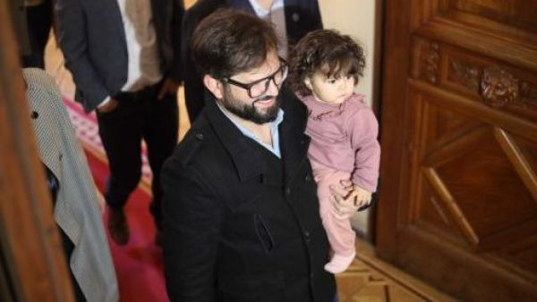 <p>“Pasamos susto”: Gabriel Boric revela que su hija estuvo hospitalizada en la UTI</p>“Pasamos susto”: Gabriel Boric revela que su hija estuvo hospitalizada en la UTI
