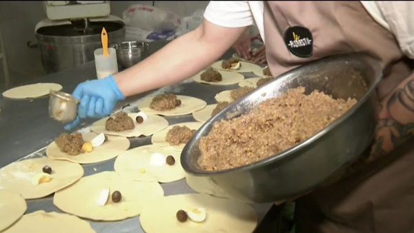 ¿Cómo se prepara la tradicional empanada de pino?