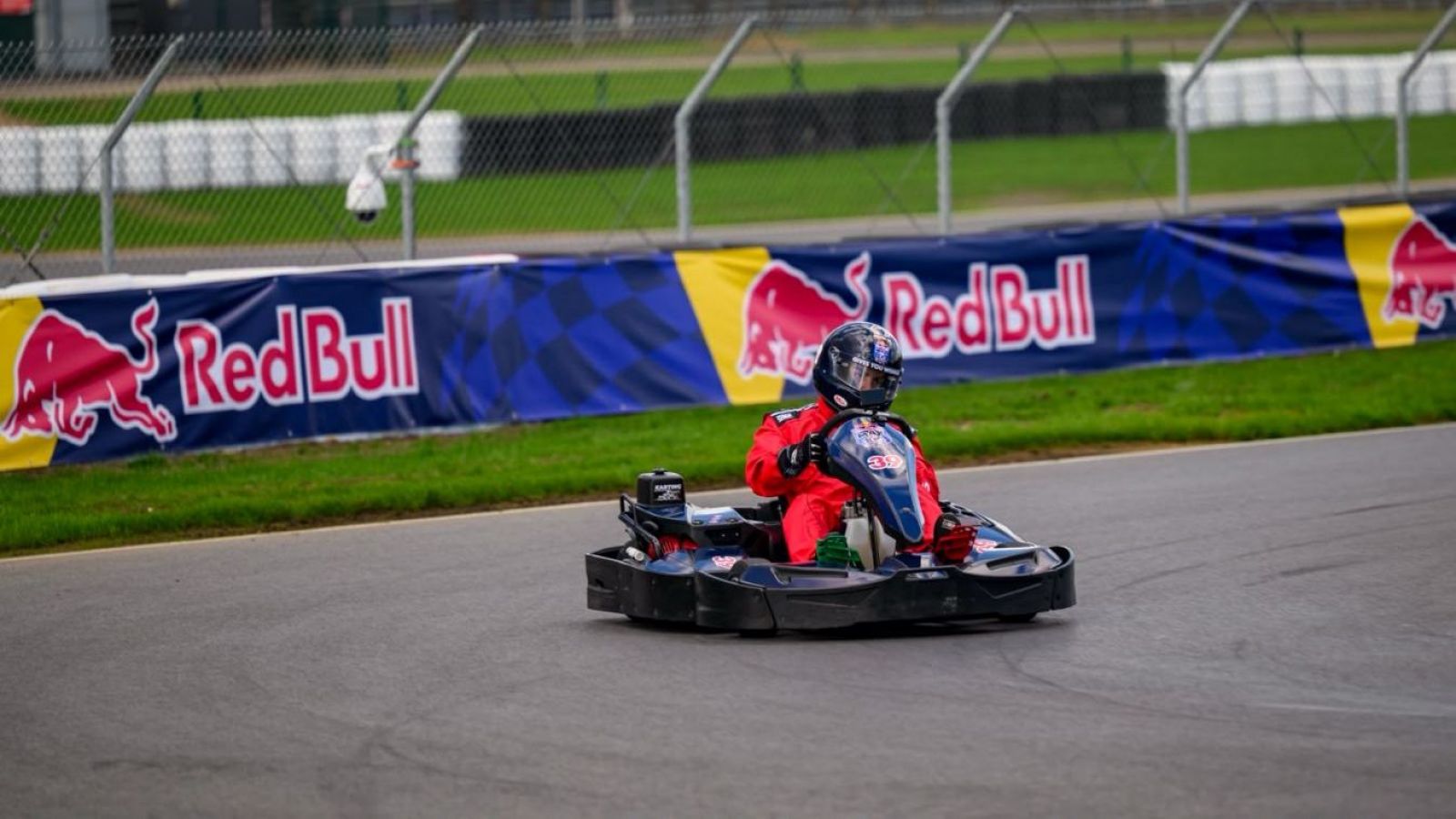 Así le fue al único chileno que enfrentó a Max Verstappen en el desafío "Max vs. 100"
