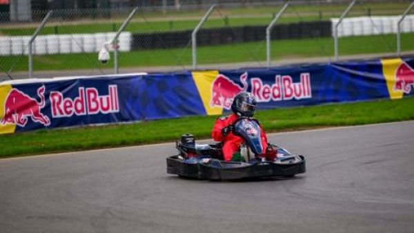 Así le fue al único chileno que enfrentó a Max Verstappen en el desafío "Max vs. 100"
