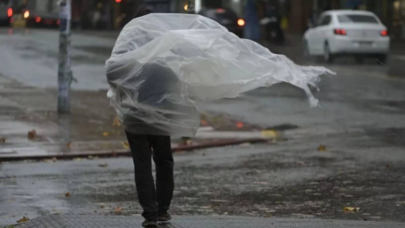 Rachas de hasta 90 km/h: Emiten alerta por fuertes vientos en la RM y dos regiones más para este domingo
