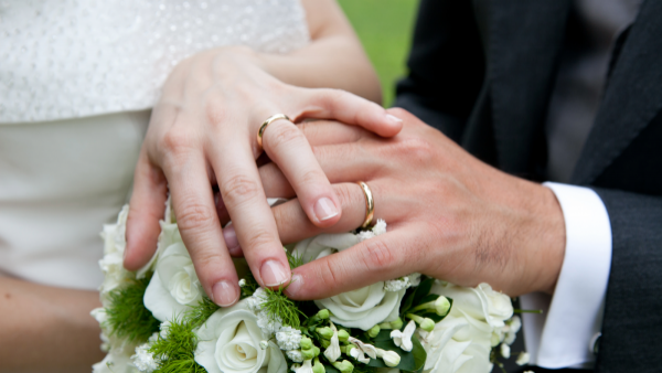 Pagó millonaria fianza y escapó: Buscan a banquetera que estafó a 60 parejas de novios
