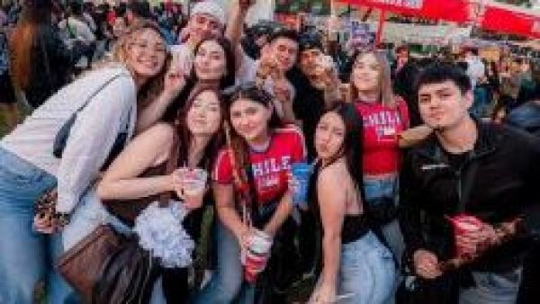 ¡Empezó el carrete en el Parque O´Higgins! Fiesta, cueca y música marcaron el debut de La Gran Fonda de Chile 2026

