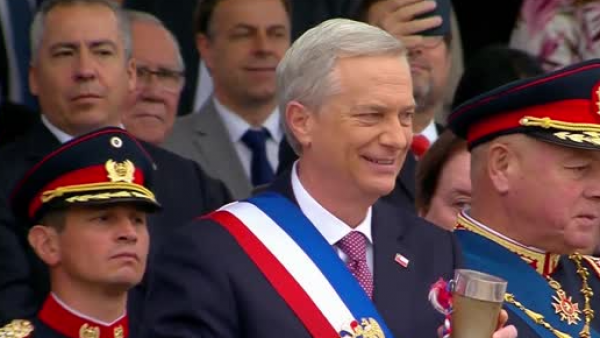 <p> Presidente Kast cumple con la tradición y realiza el brindis de chicha en cacho junto al Club Gil Letelier</p>Parada Militar 2026: Presidente Kast cumple con la tradición y realiza el brindis de chicha en cacho junto al Club Gil Letelier
