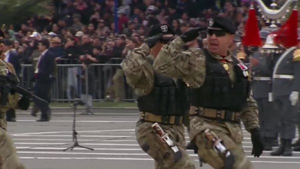 “Los Viejos Estandartes”: Efectivos del Ejército entonan su himno en la Parada Militar 2026

