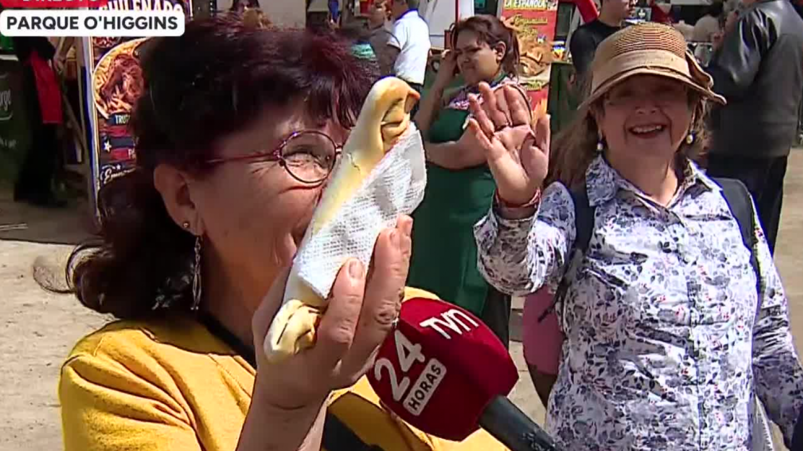 ¡Cumplió su palabra! Comienza la entrega de las 5 mil empanadas regaladas por Leonardo Farkas en el Parque O'Higgins

