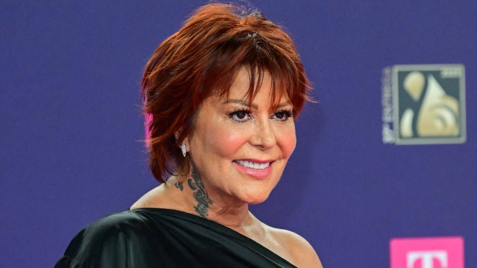 "Perdón, se me salió la cadera": Alejandra Guzmán sufre emergencia médica en pleno escenario y abandona show en camilla
