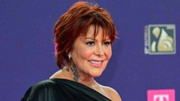 "Perdón, se me salió la cadera": Alejandra Guzmán sufre emergencia médica en pleno escenario y abandona show en camilla
